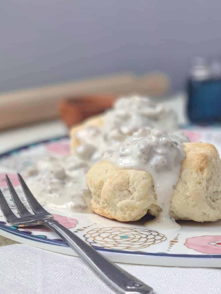 biscuits and gravy featured