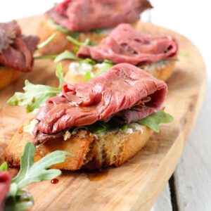 roast beef and arugula crostini featured