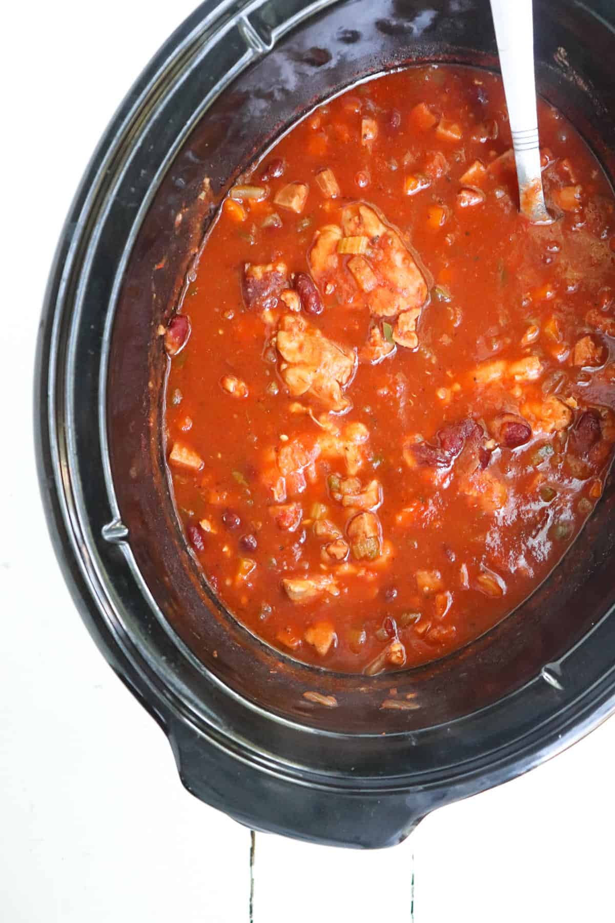 finished chicken thigh gumbo in black crockpot.