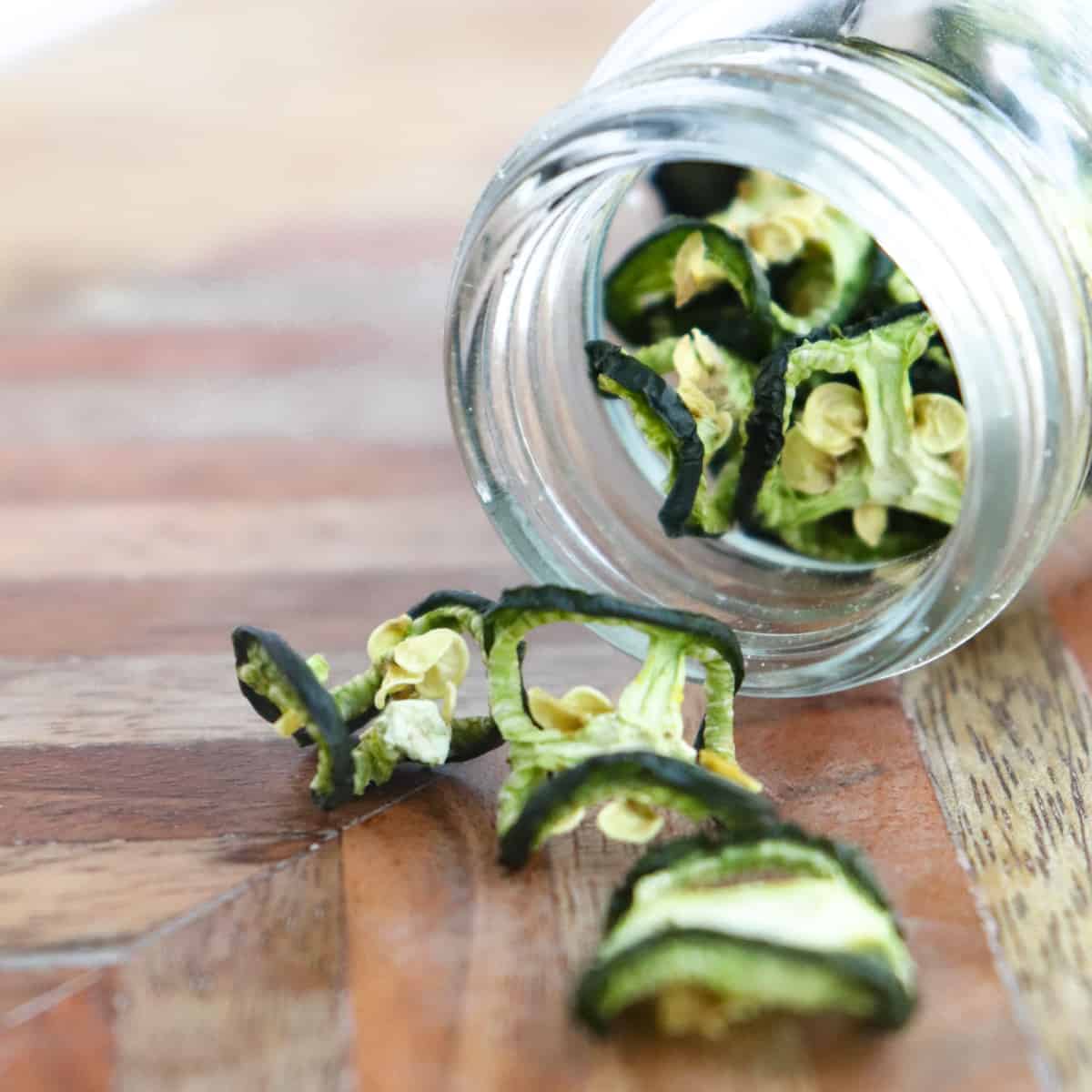 https://seasonandthyme.com/wp-content/uploads/2022/09/dehydrated-jalapenos-featured.jpg