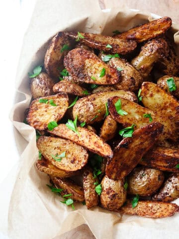 Featured shot of air fryer fingerling potatoes.