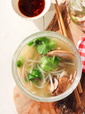 featured picture of mason jar noodle cup.