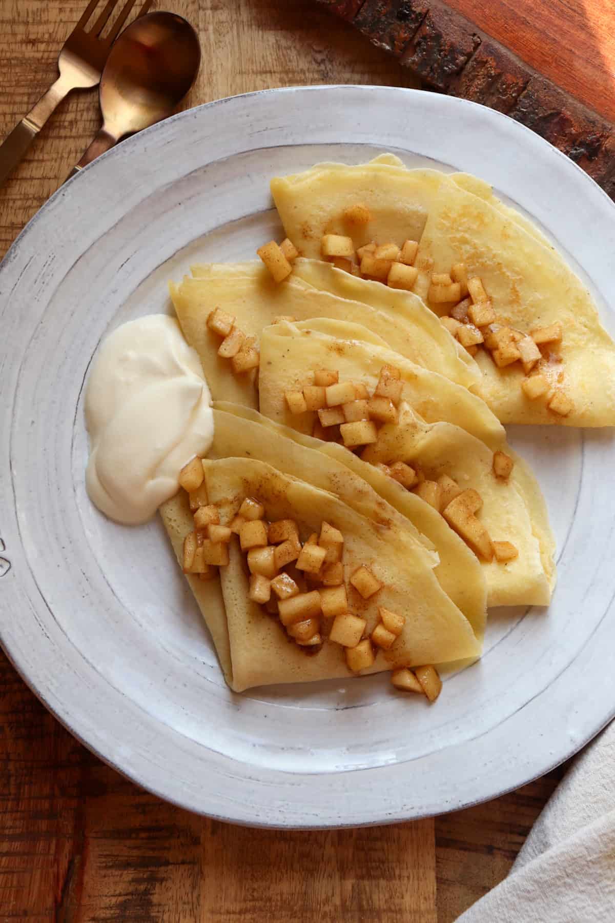 apple crepe on plate featured.