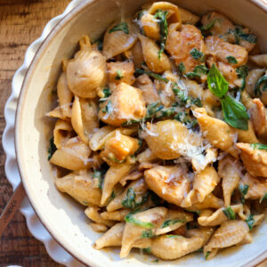 featured image of creamy chicken and garlic pasta.