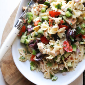featured image for greek pasta salad with chicken.