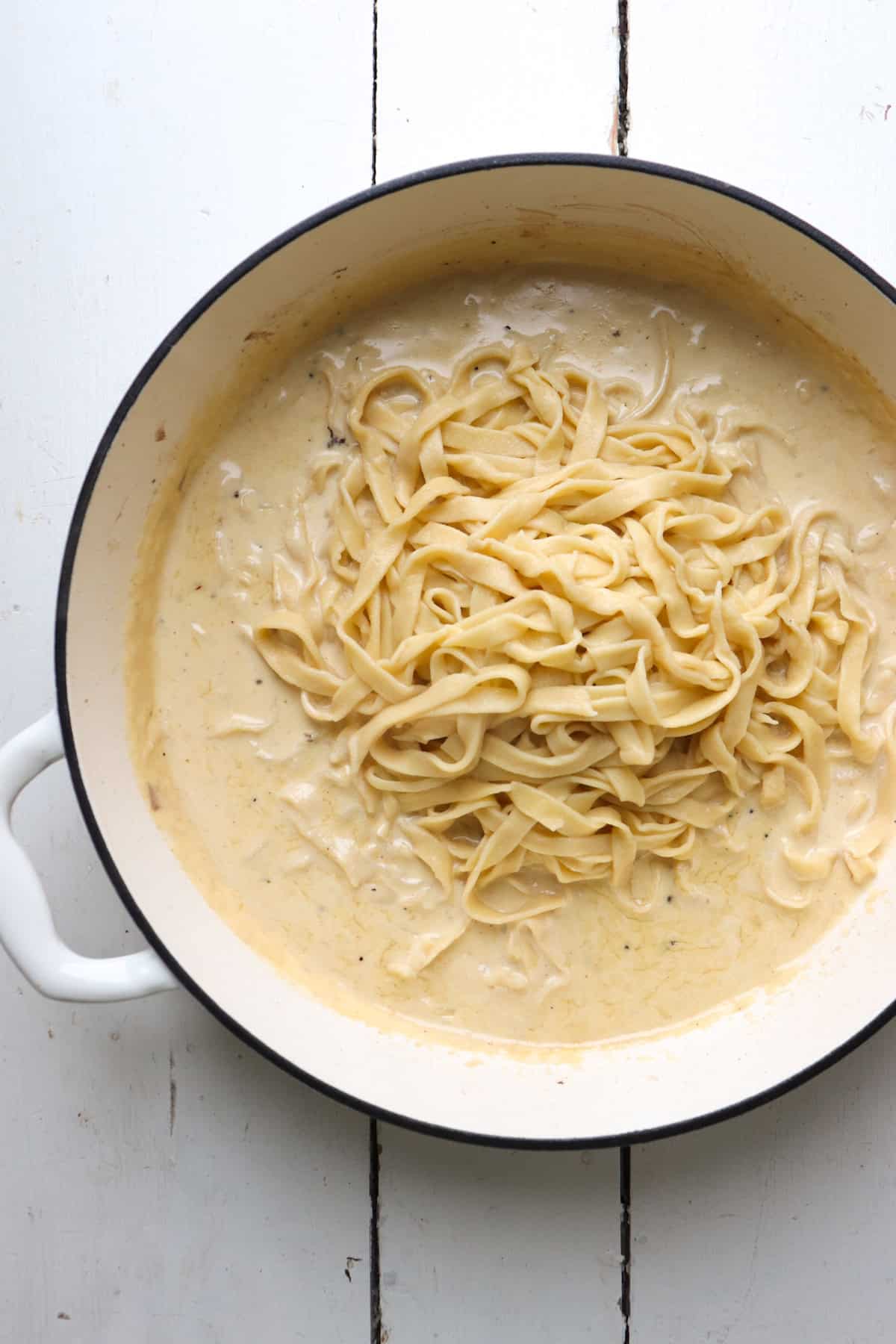 fettuccine alfredo in pan.