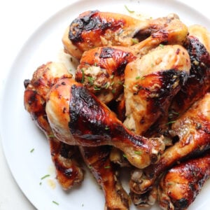 featured image of honey garlic chicken drumsticks.