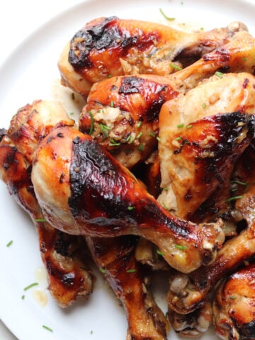 featured image of honey garlic chicken drumsticks.
