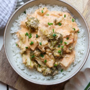 featured image of creamy crockpot chicken broccoli.