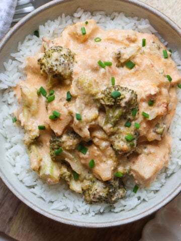 featured image of creamy crockpot chicken broccoli.
