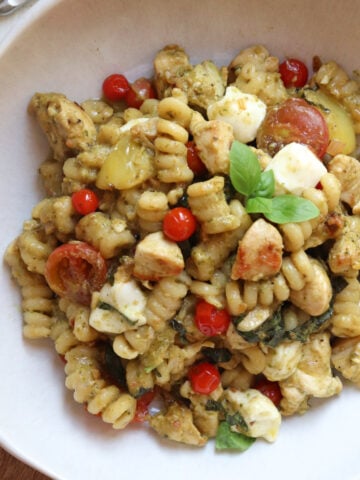 featured image for chicken pesto pasta.